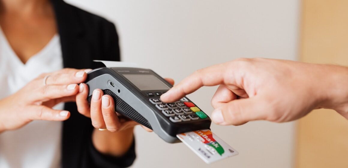 Procon de Tubarão faz orientações sobre a cobrança de taxa para pagamento nos cartões de crédito e débito