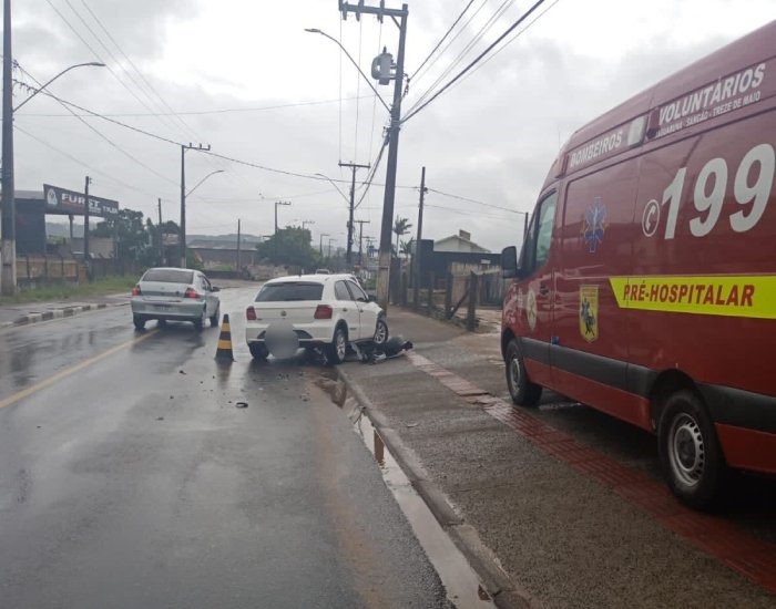 Mulher fica ferida após colidir na traseira de um veículo em Sangão