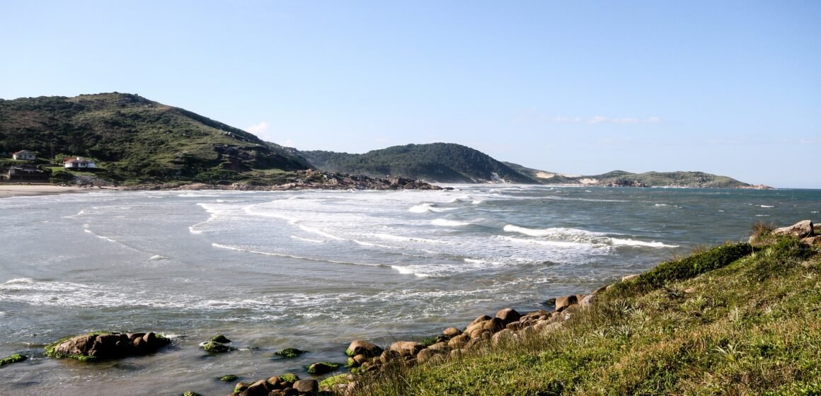 Praias de Imbituba e de Laguna estão na fase piloto do programa Bandeira Azul