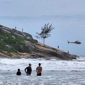 Surfista é resgatado de helicóptero por equipe da Polícia Militar em Laguna