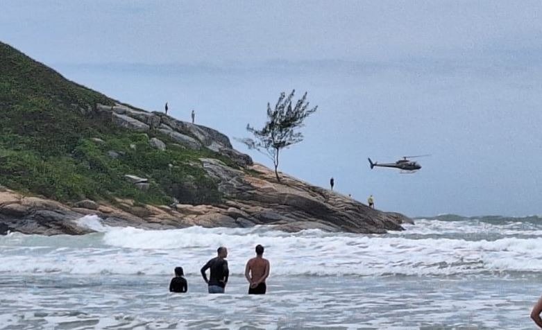 Surfista é resgatado de helicóptero por equipe da Polícia Militar em Laguna