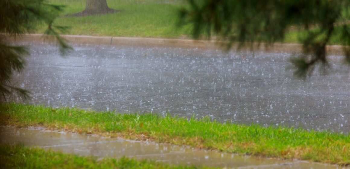 Fim de semana em SC começa com grande volume de chuva e termina com temporais isolados