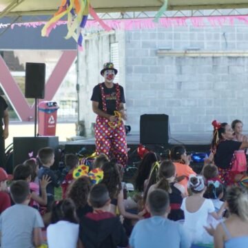 Dezenas de pessoas participam do Carnaval no Parque Diamante + Energia