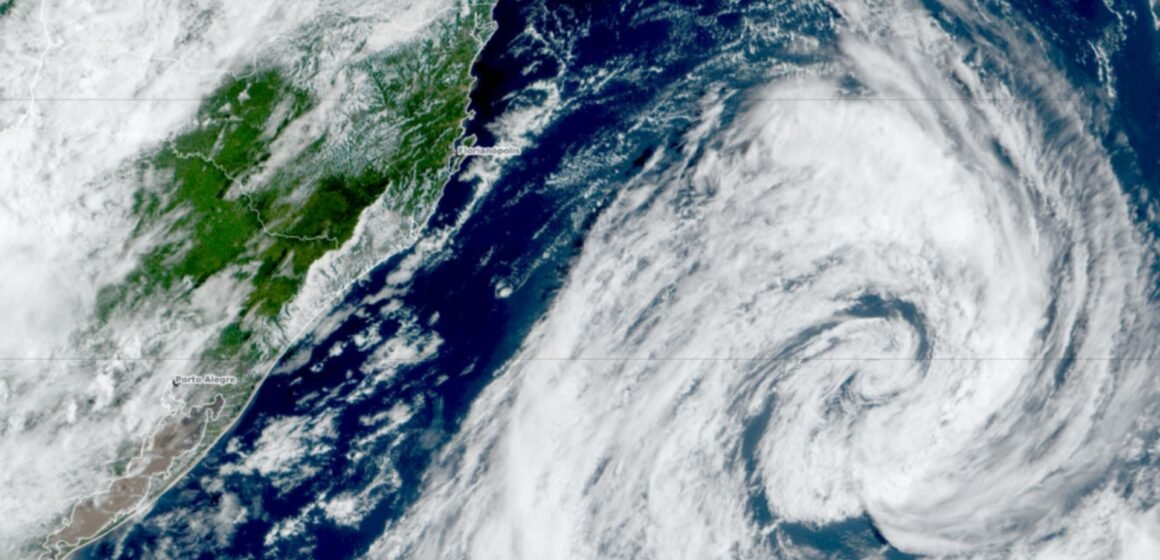 Tempestade Tropical Akará perde força e não deve virar furacão em SC