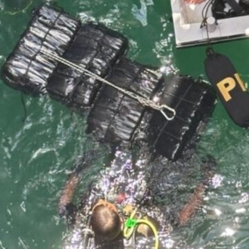 124 kg de cocaína são encontrados em casco de navio em Imbituba 124 kg de cocaína são encontrados em casco de navio em Imbituba
