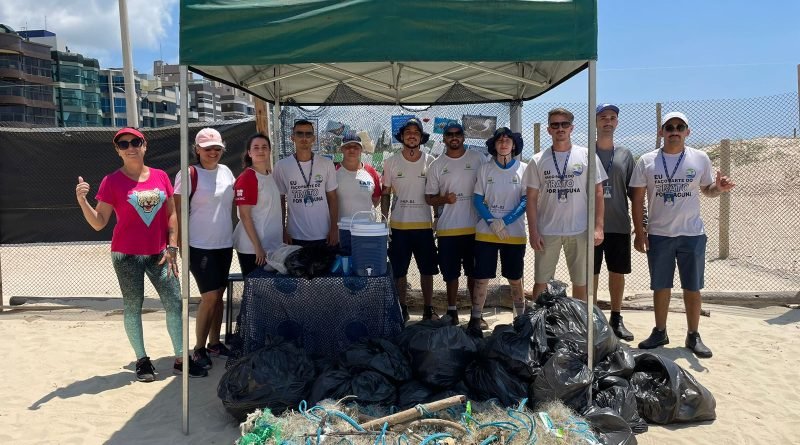 Mutirão de limpeza retira mais de 60 quilos de lixo da orla da Praia do Mar Grosso