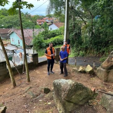 Moradores de Tubarão em áreas de riscos recebem orientação da Defesa Civil