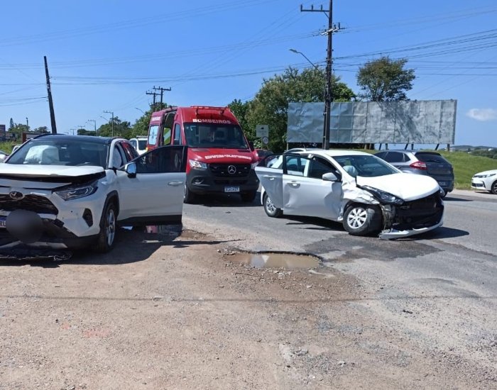 Carro com mãe e duas crianças se envolve em acidente com outro veículo em Jaguaruna