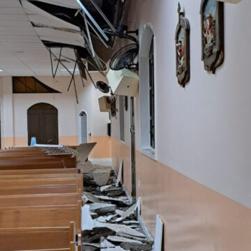 Parte do teto da Igreja Nossa Senhora Auxiliadora cede após fortes chuvas em Laguna Parte do teto da Igreja Nossa Senhora Auxiliadora cede após fortes chuvas em Laguna