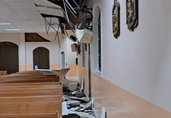 Parte do teto da Igreja Nossa Senhora Auxiliadora cede após fortes chuvas em Laguna