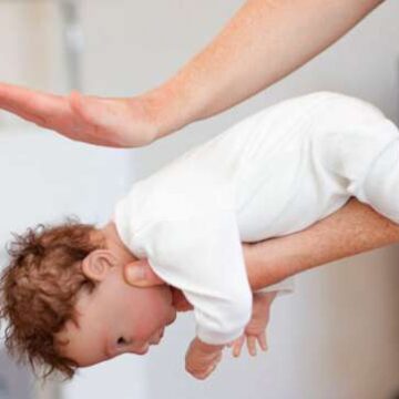 Mãe salva bebê de engasgo com leite materno com orientações de atendente do COPOM Mãe salva bebê de engasgo com leite materno com orientações de atendente do COPOM