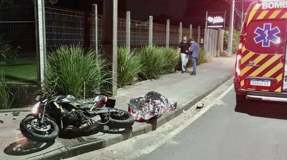 Jovem de 19 anos morre ao colidir motocicleta em um muro em Tubarão