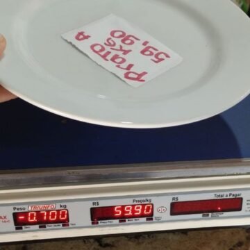 Inmetro volta a exigir a divulgação do peso do prato em estabelecimentos com comida a quilo