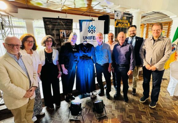Réplica de vestido de Anita Garibaldi é doada a Laguna durante cerimônia