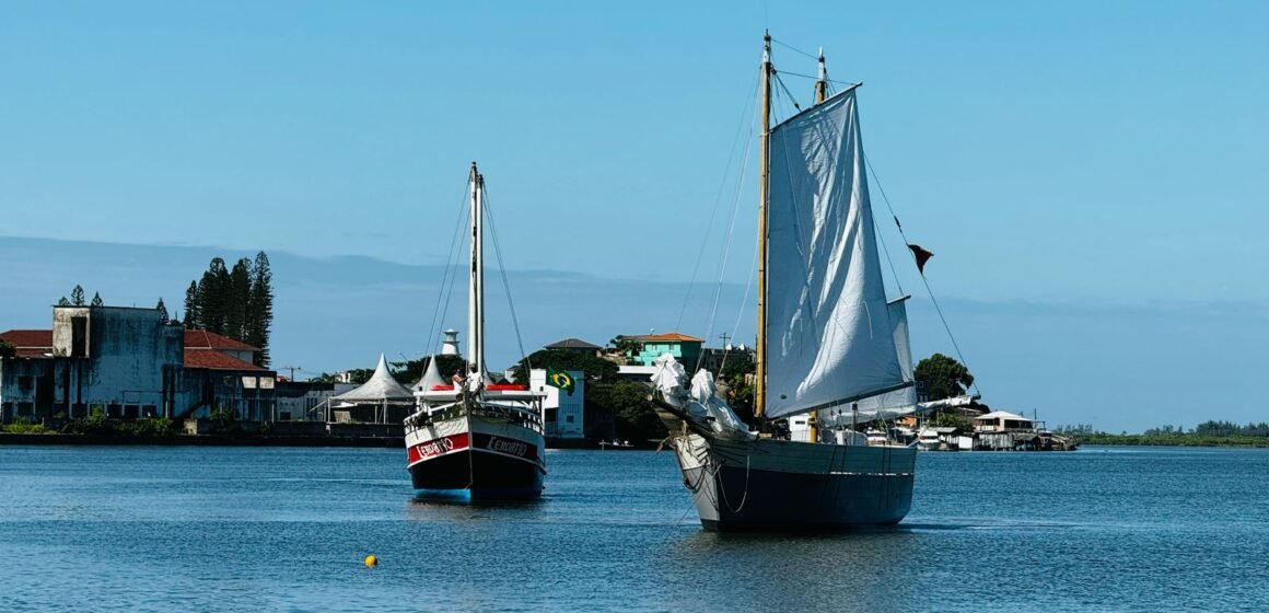 Barcos históricos chegam para A Tomada de Laguna
