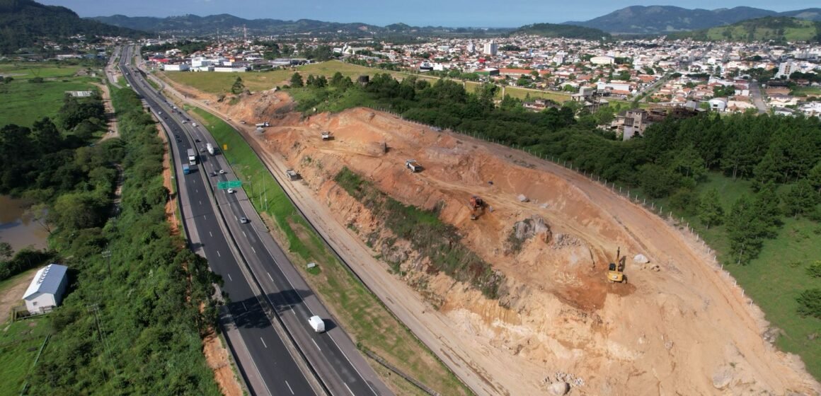 Obras das novas marginais da BR-101 em Capivari de Baixo têm etapa de detonação de rochas nesta terça-feira (12)