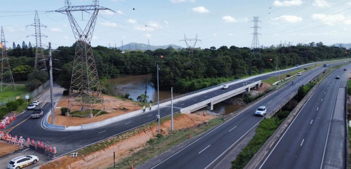 Tráfego de veículos em ponte na via marginal da BR-101 em Capivari de Baixo é liberado