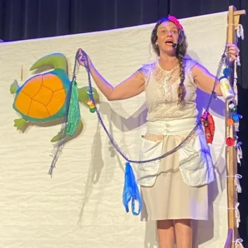 Espetáculo teatral leva conscientização sobre descarte e reciclagem de lixo aos estudantes