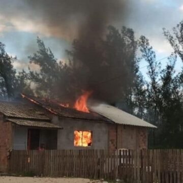 Casa é parcialmente destruída por incêndio em Jaguaruna