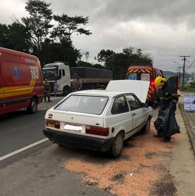 Mulher é encaminhada ao hospital após acidente entre carro e caminhão