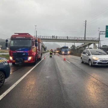 Mulher é atropelada ao tentar atravessar BR-101 em Tubarão Mulher é atropelada ao tentar atravessar BR-101 em Tubarão