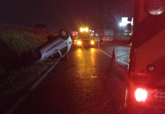 Casal fica gravemente ferido após capotar veículo