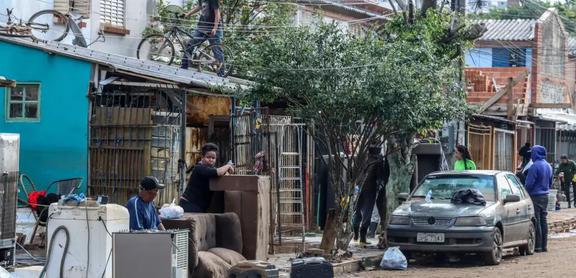 Baixa do Guaíba revela destruição e prejuízo em Porto Alegre