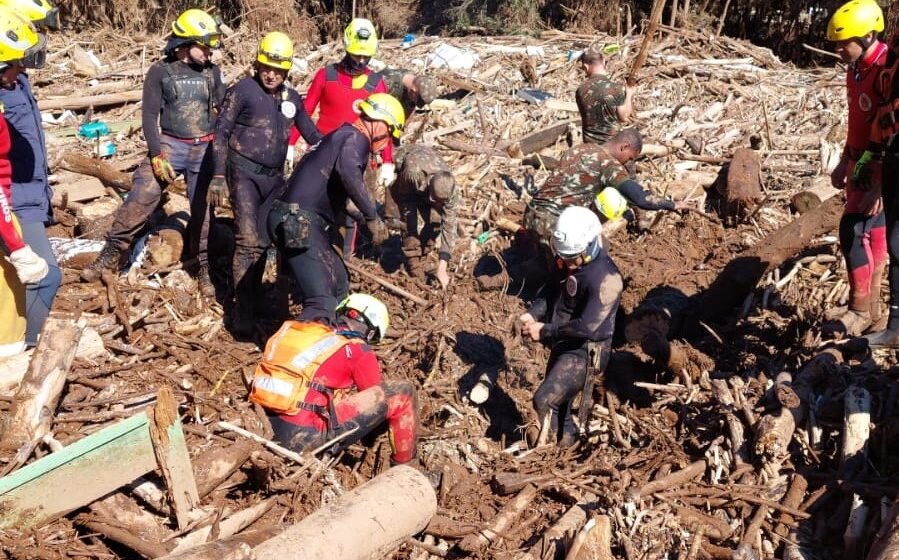 Bombeiros Militar de SC atuam em resgates de famílias e de animais em Canoas e Cruzeiro do Sul