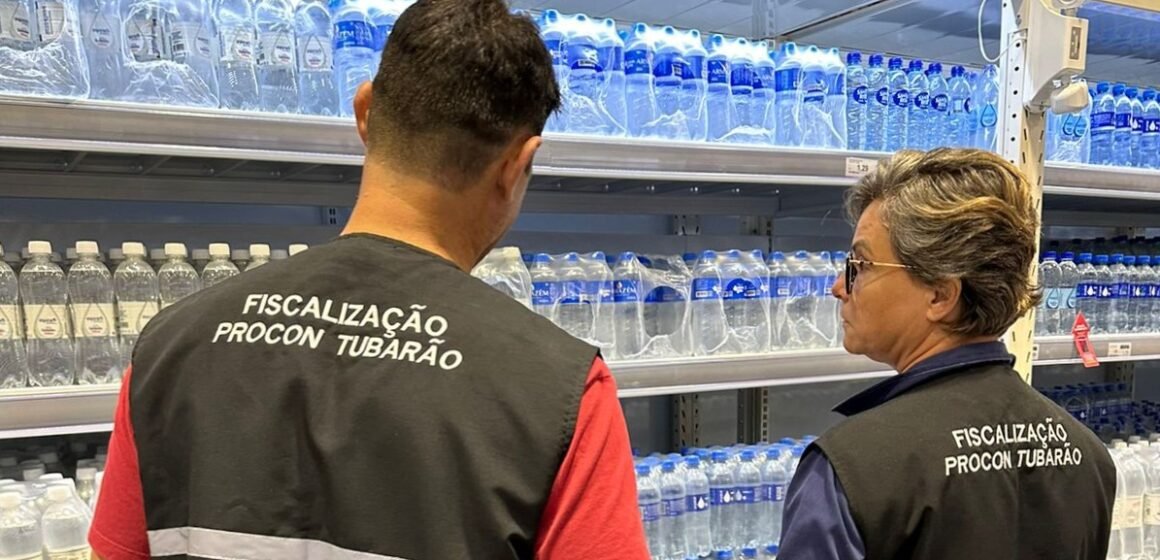 Procon orienta 29 mercados e distribuidoras de água sobre aumento de preços dos produtos devido enchentes no RS