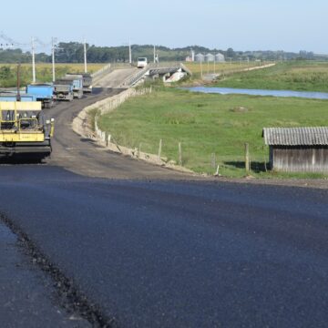 Último trecho da Estrada Geral de Congonhas, em Tubarão, começa a receber pavimentação asfáltica Último trecho da Estrada Geral de Congonhas, em Tubarão, começa a receber pavimentação asfáltica