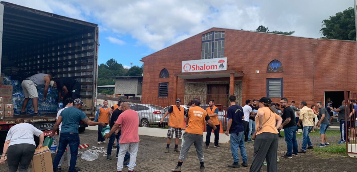 Defesa Civil de Tubarão entrega doações em Canoas e Taquara