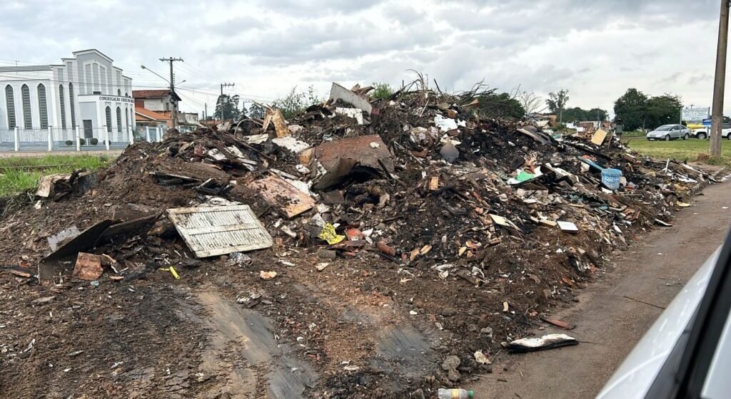 Cerca de 230 toneladas de lixo e de entulhos são recolhidos no bairro Passagem, em Tubarão Cerca de 230 toneladas de lixo e de entulhos são recolhidos no bairro Passagem, em Tubarão
