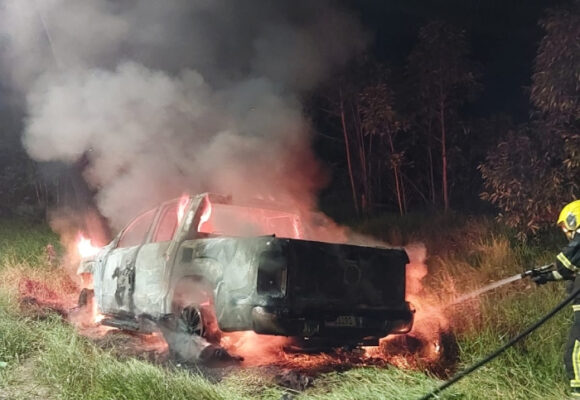 Após colisão contra poste, carro pega fogo em Jaguaruna