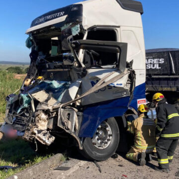 Homem fica preso às ferragens após colisão entre caminhão e uma carreta