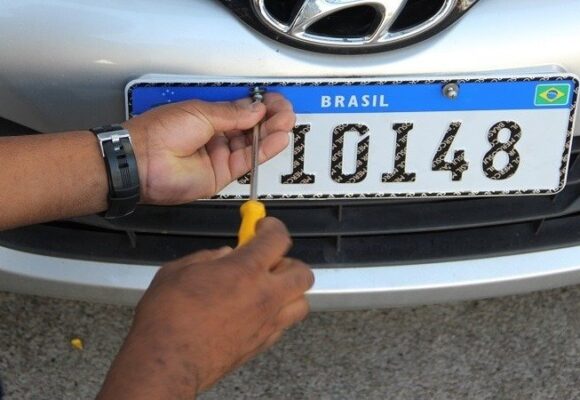 Aprovado projeto que exige identificação de cidade e estado nas placas de veículos