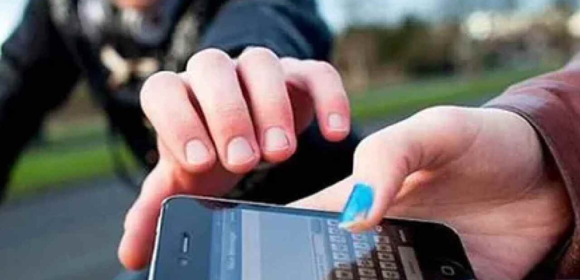 Jovem tem celular roubado enquanto caminhava na beira-rio em Tubarão