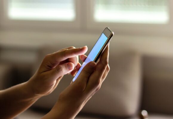 Projeto de Lei discute uso de celulares nas escolas em Tubarão