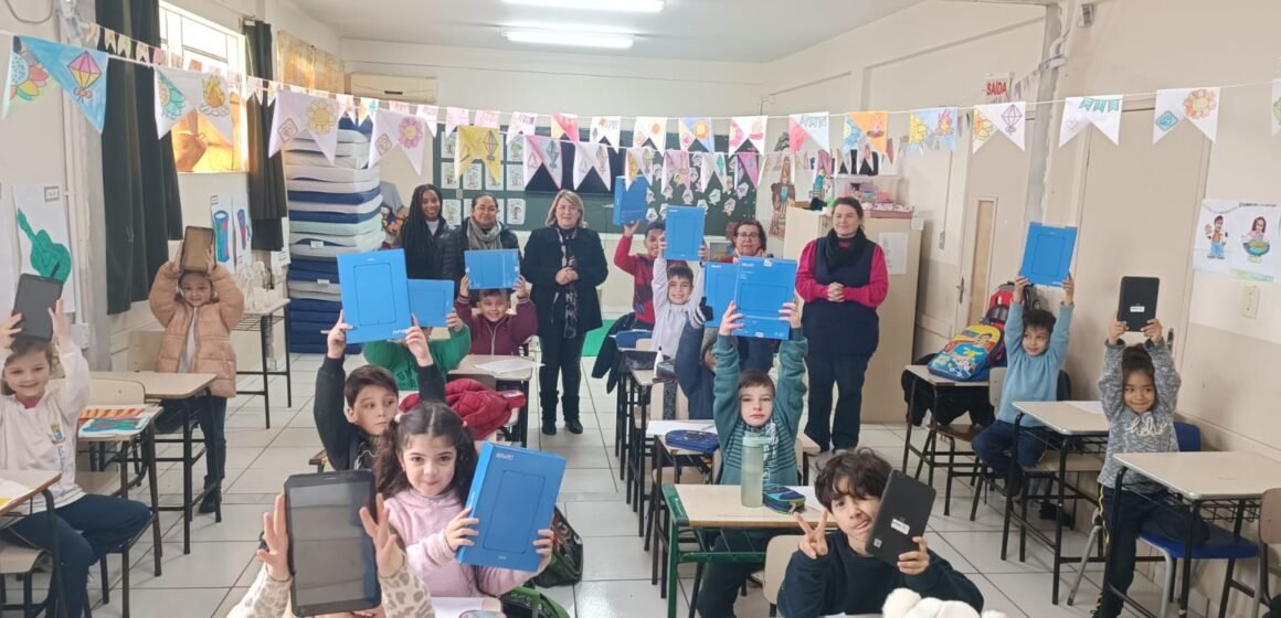 Alunos do ensino fundamental de Capivari de Baixo recebem tablets para uso na escola