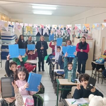 Alunos do ensino fundamental de Capivari de Baixo recebem tablets para uso na escola