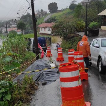 Trecho de estrada na localidade de Sombrio, em Tubarão, é parcialmente interditado por conta de deslizamento de terra Trecho de estrada na localidade de Sombrio, em Tubarão, é parcialmente interditado por conta de deslizamento de terra