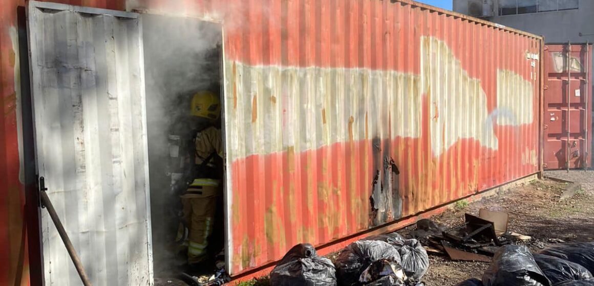 Incêndio atinge contêiner com tecidos no município de Jaguaruna Incêndio atinge contêiner com tecidos no município de Jaguaruna