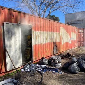 Incêndio atinge contêiner com tecidos no município de Jaguaruna