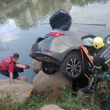 Veículo conduzido por idoso cai no Rio Tubarão Veículo conduzido por idoso cai no Rio Tubarão