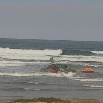 Embarcação com oito tripulantes naufraga em Passo de Torres Embarcação com oito tripulantes naufraga em Passo de Torres