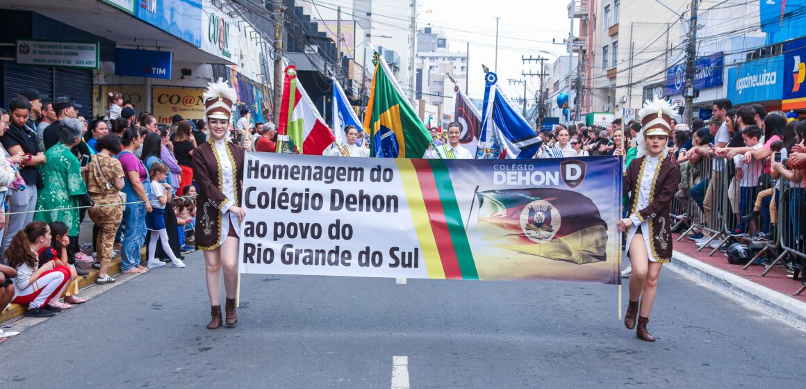Banda do Colégio Dehon homenageia o Rio Grande do Sul no desfile de 7 de setembro