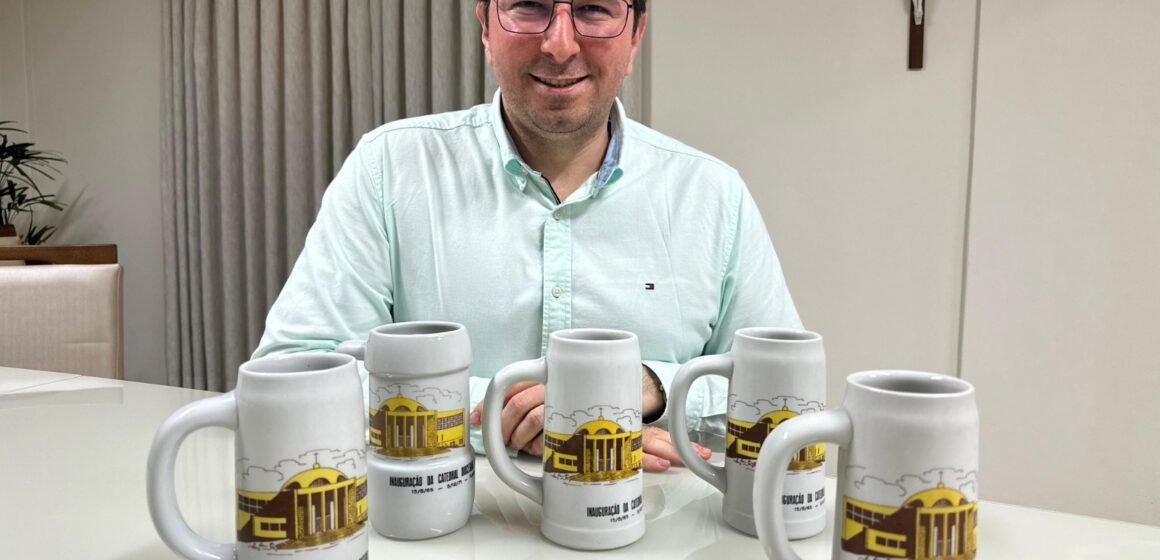 Canecos de 1971 são encontrados embaixo de assoalho da Catedral de Tubarão