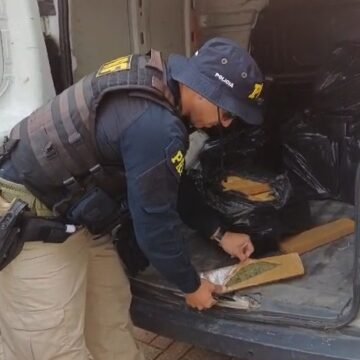 PRF apreende 250 kg de maconha, em furgão com placas clonadas, na BR-101 em Imbituba PRF apreende 250 kg de maconha, em furgão com placas clonadas, na BR-101 em Imbituba