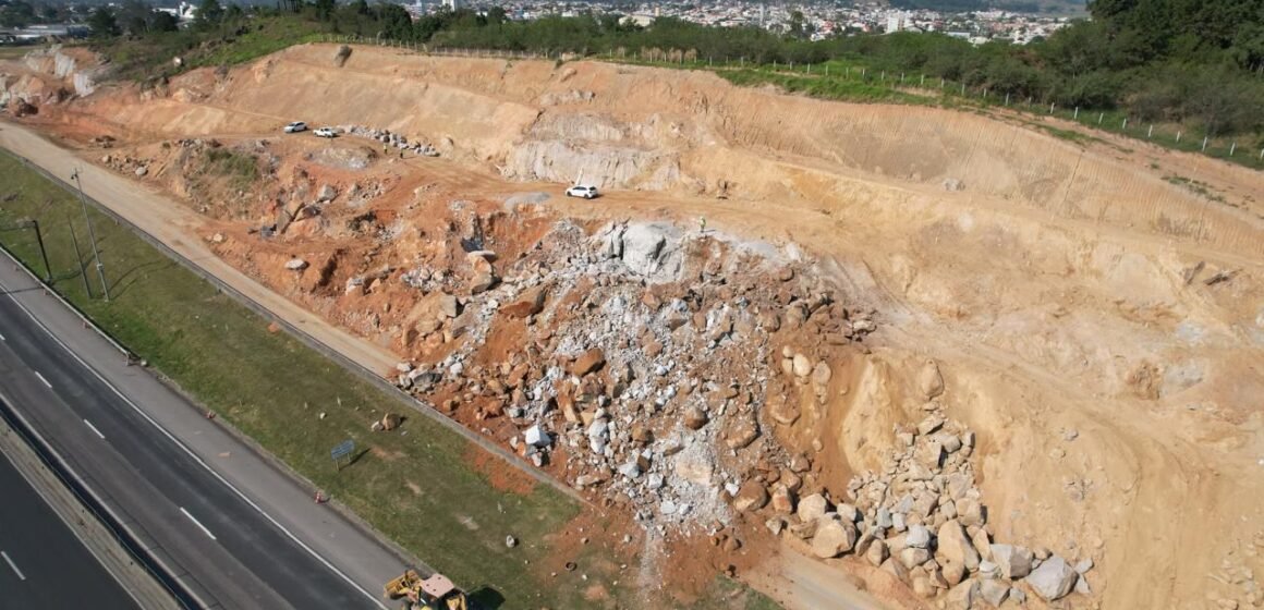 Obras em Capivari de Baixo têm nova etapa de detonação nesta quarta (25) Obras em Capivari de Baixo têm nova etapa de detonação nesta quarta (25)