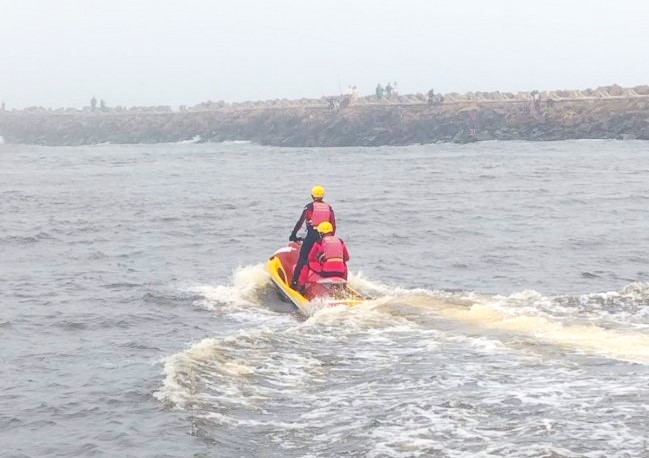 Bombeiros encerram buscas por homem desaparecido após naufrágio em Passo de Torres