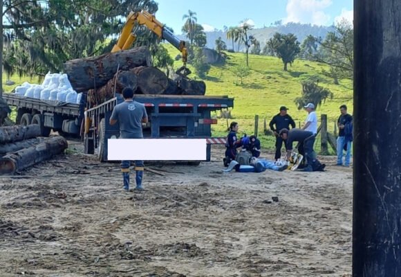 Homem sofre traumatismo craniano após cair de caminhão em Treze de Maio
